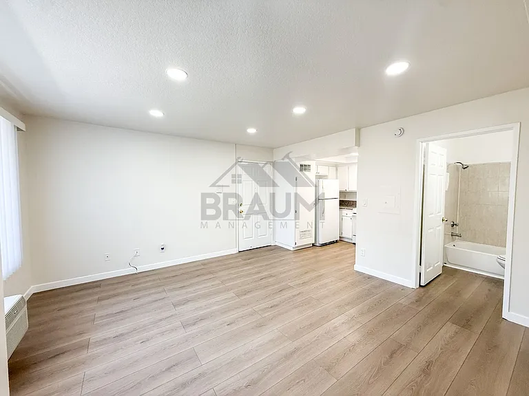 5245 RIVERTON AVE. — Photo 10