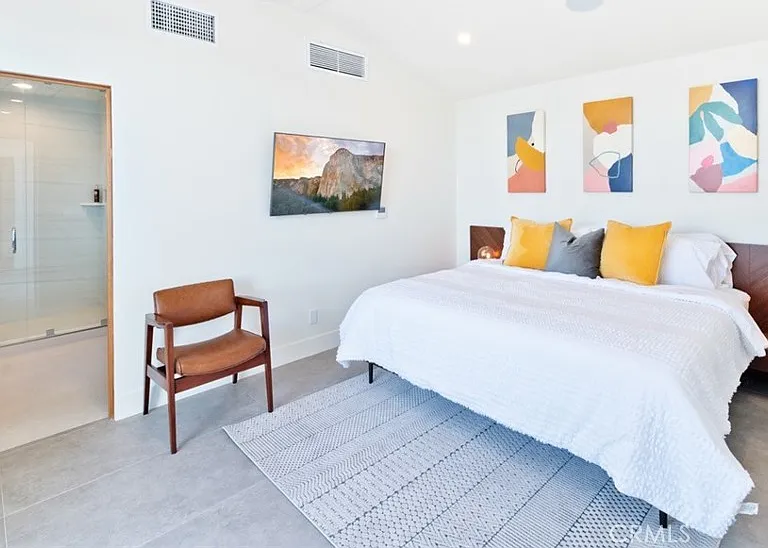 500 E Balboa Blvd — Photo 9