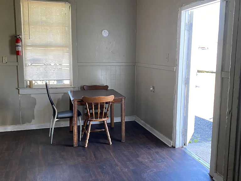 176 W Airline Dr — Photo 3