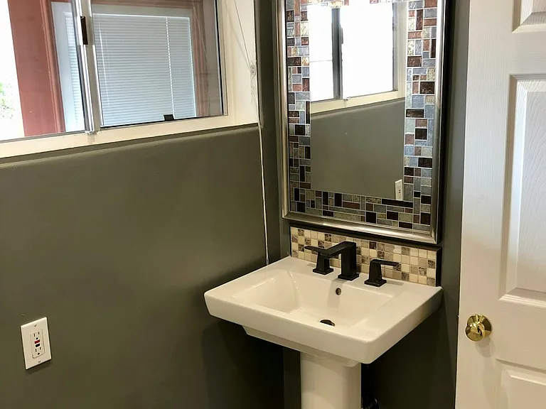 Bathroom pedestal sink
