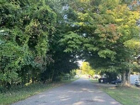 Exterior Neighborhood (street photo)