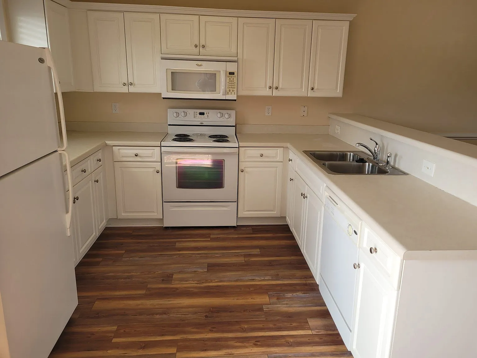 2 bed, 1050 sqft, $1,700 — Photo 4