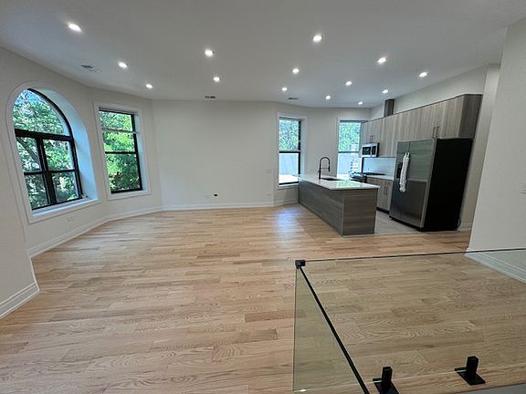 3rd image of 715 W Aldine Ave #Penthouse Penthouse