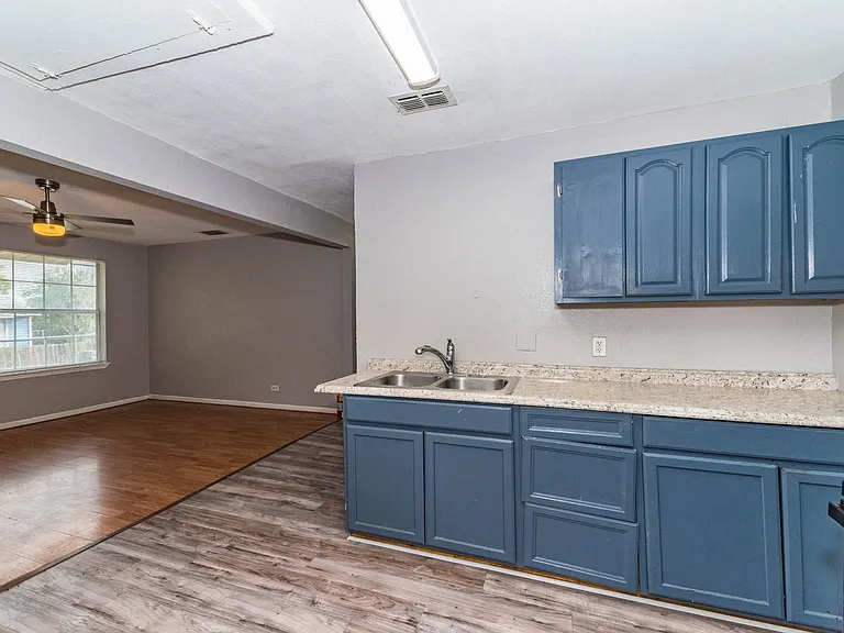 508 Bee St — Photo 9
