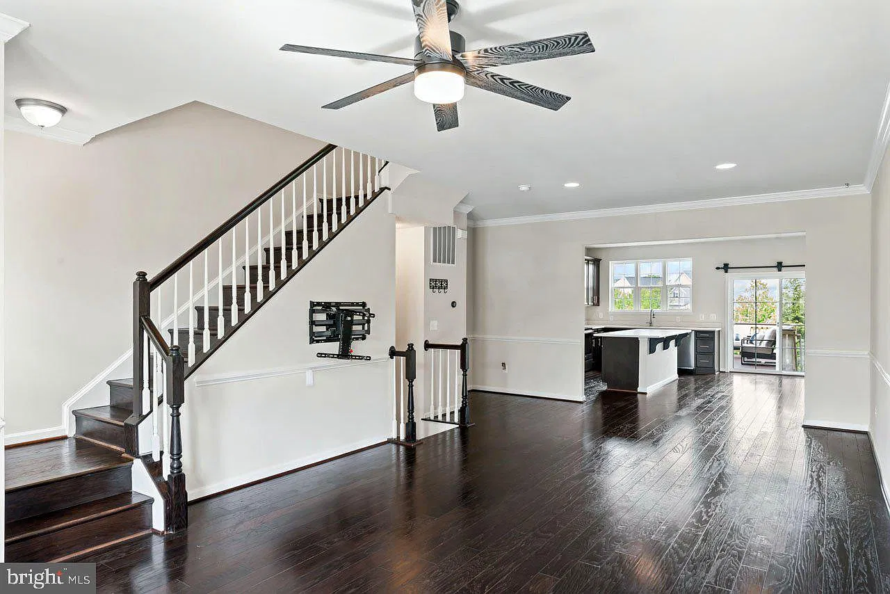 3 bed, 4.0 bath, 2253 sqft, $3,200 — Photo 2