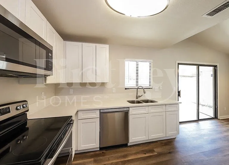 3145 W Crest Ln — Photo 7