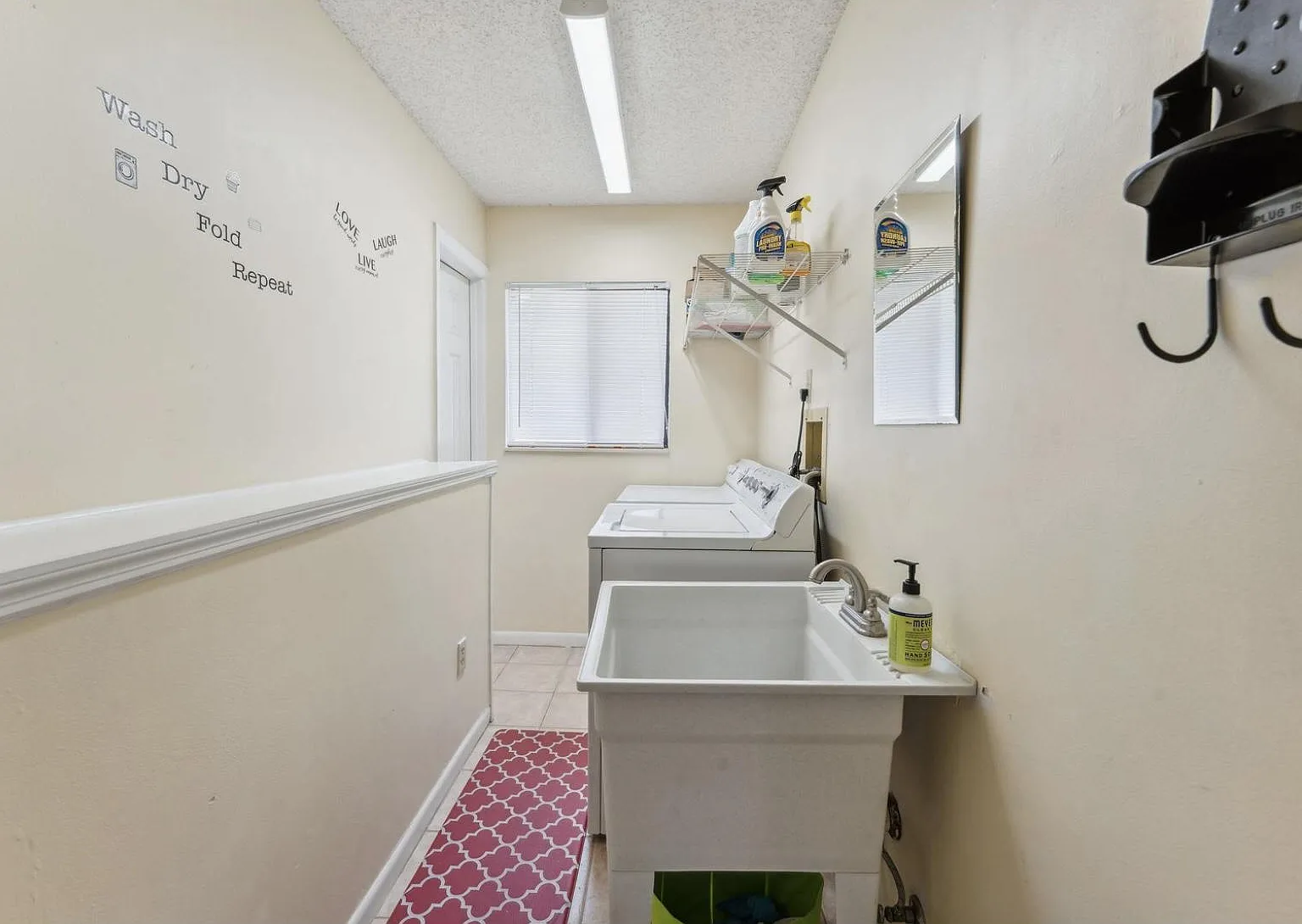 3 bed, 1.5 bath, 2400 sqft, $949 — Photo 3