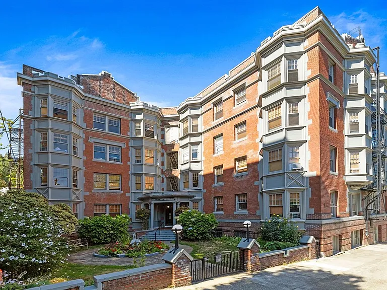 Lucretia Court Apartments — Photo 6