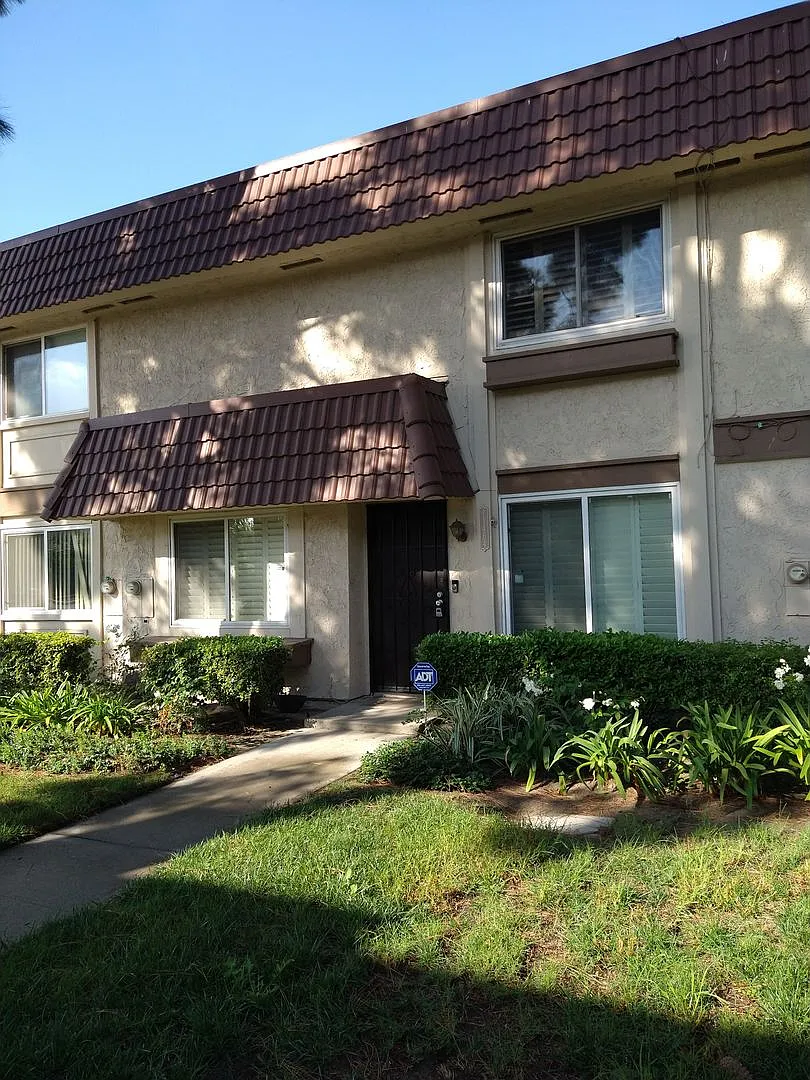 3 Bedrooms + Den/Office, available now! — Photo 1