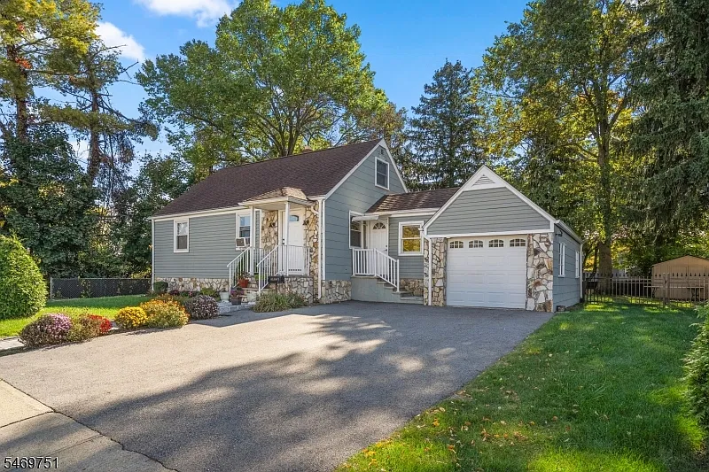3 bed, 1.0 bath, 1200 sqft, $3,400 — Photo 2