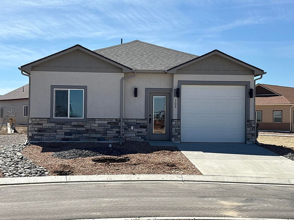 1st image of 702 Royal Canyon St