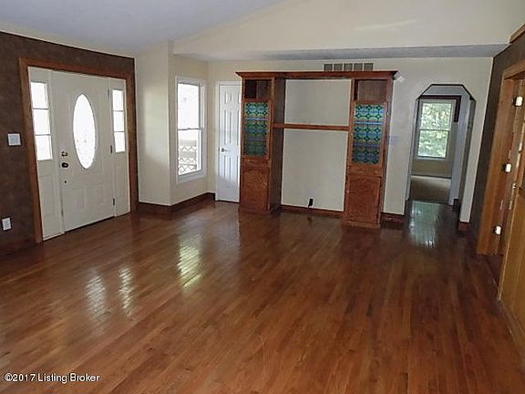 2nd image of 935 Tanglewood Dr