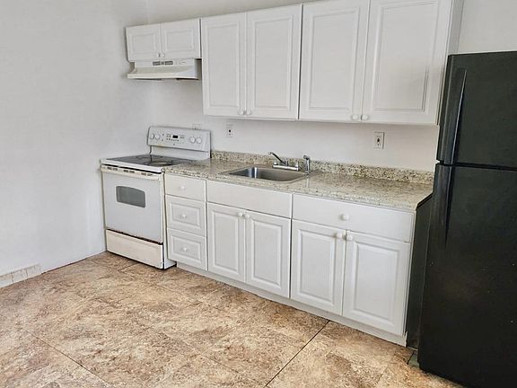 3rd image of 411 SE 23rd Ave APT 1