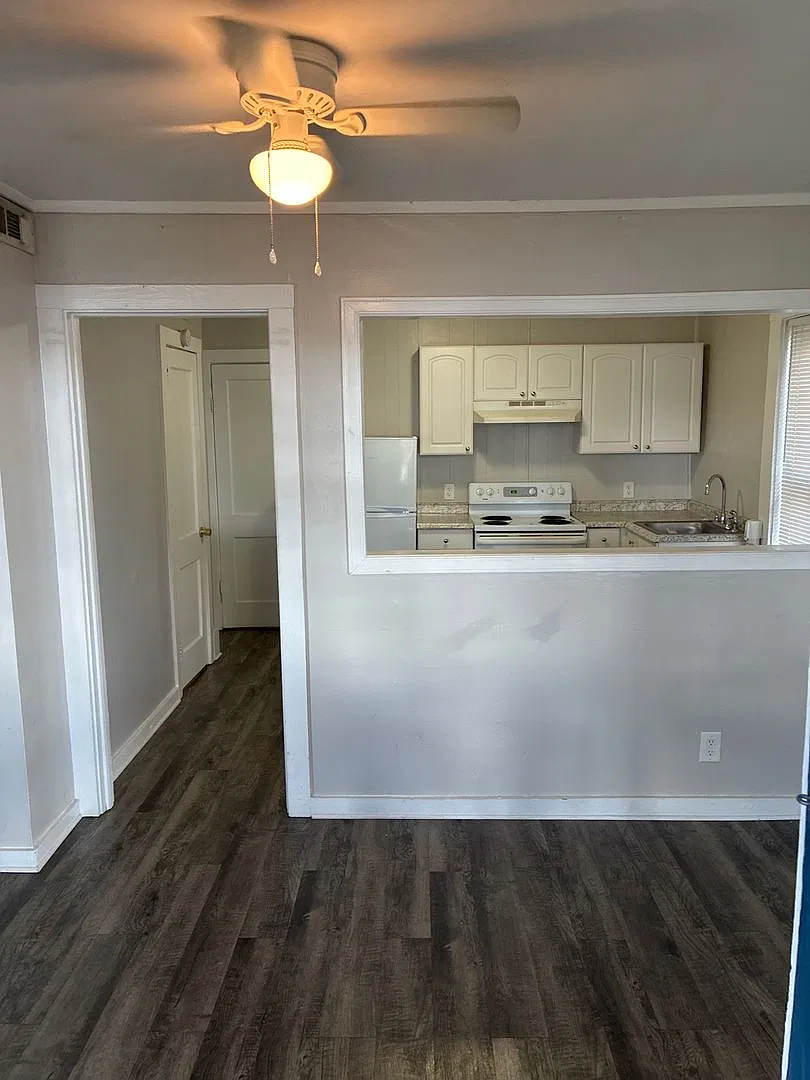 Carriage House Apts — Photo 3