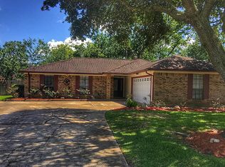 311 Raintree Ln, Lake Jackson, TX 77566