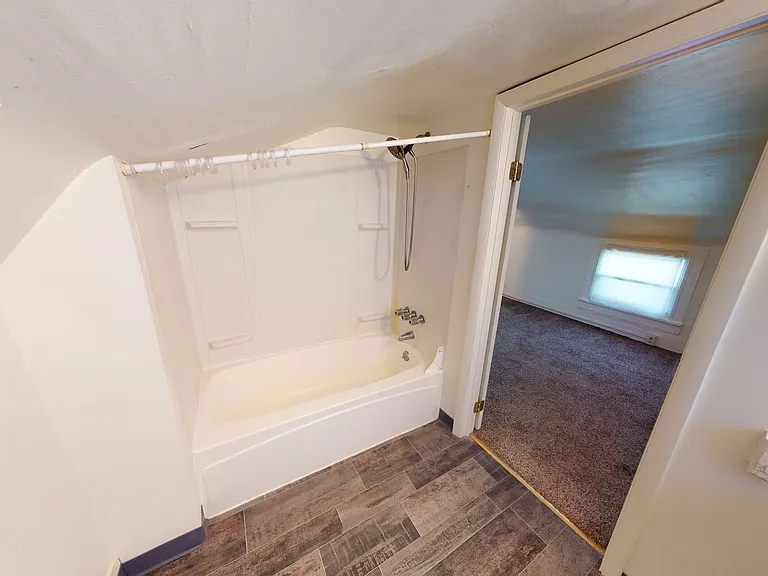 212 E Walnut St — Photo 17