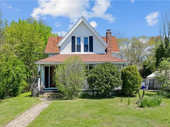 13 Oak St, Ashaway, RI 02804