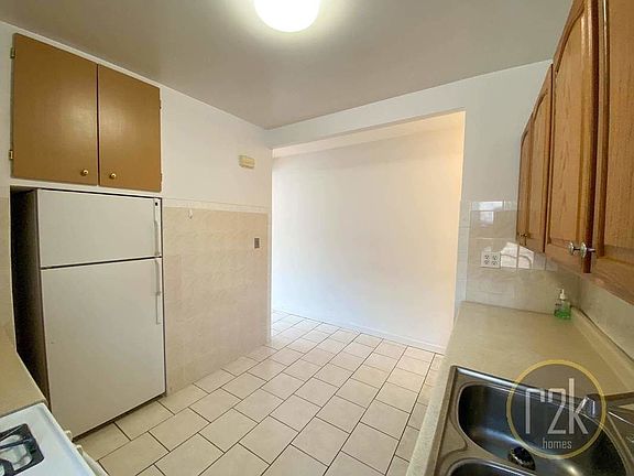4th image of 31-38 35th St #4