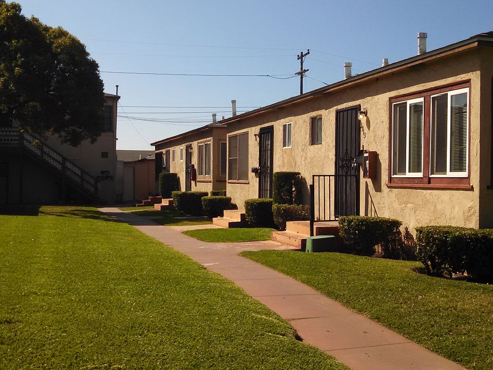 2nd image of 3915 1/2 Marine View Ave