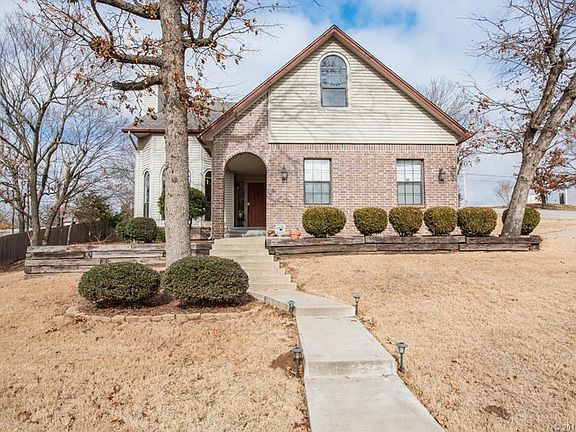 3rd image of 18301 Woodcrest Ln