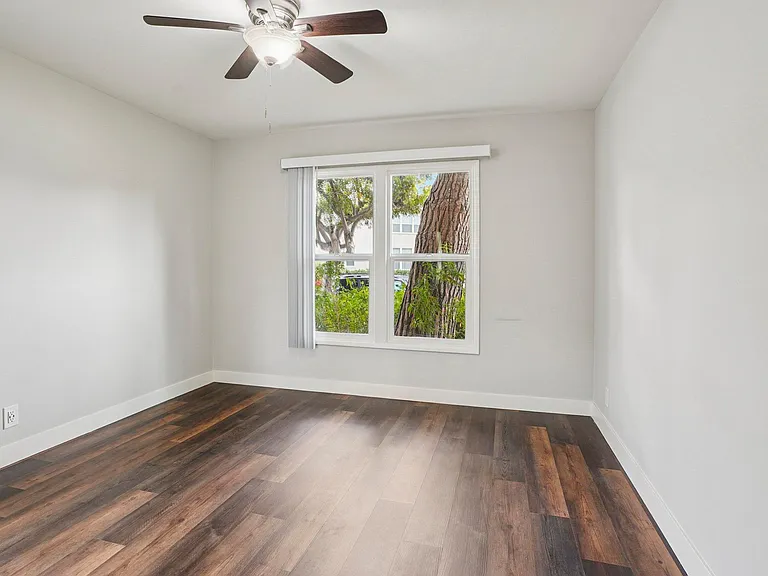 Hollypark Knolls Apartments — Photo 23