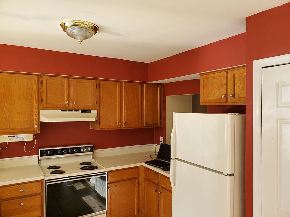 Kitchen with Stove & Oven