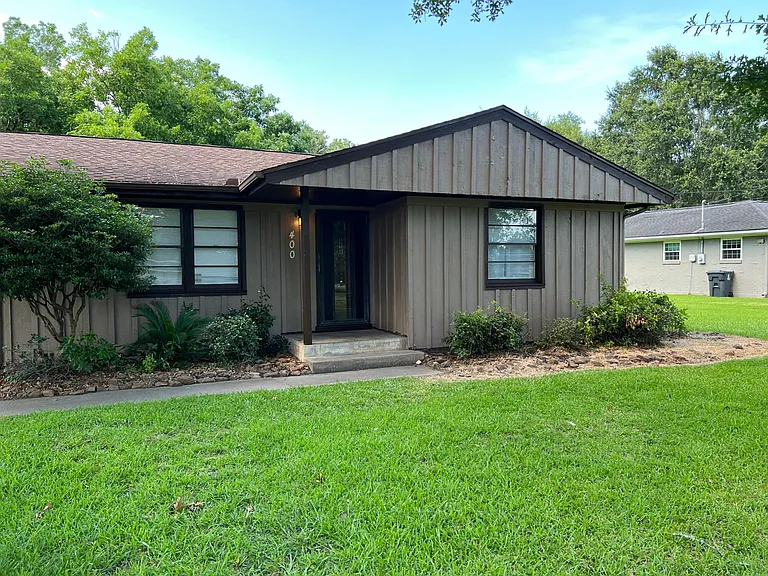 400 Meadow Dr — Photo 3