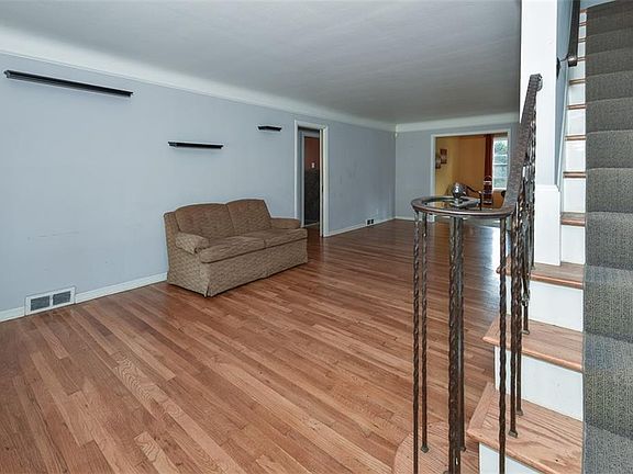5th image of 23902 Edgehill Dr