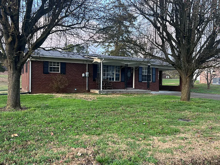 221 Campbell Dr — Photo 1