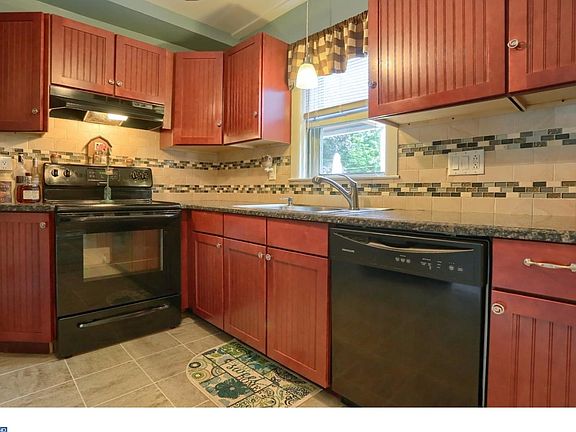 5th image of 143 W Gaul St