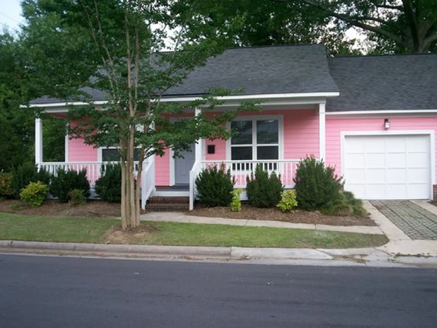 Cute 2 bedroom, 2 bath cottage — Photo 1