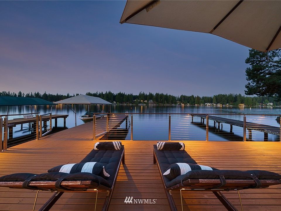 54' of low-bank Lake Sawyer waterfront. 