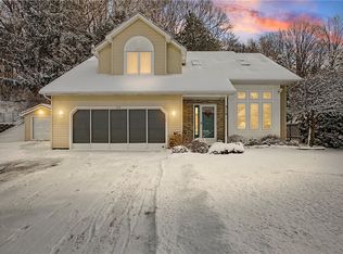 310 Willow Creek Ln, Rochester, NY 14622