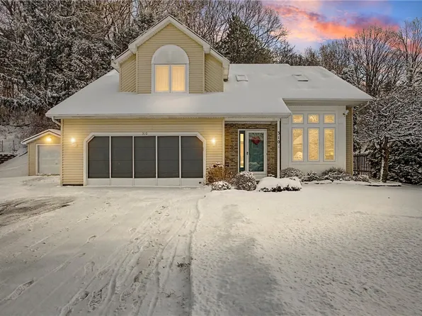 310 Willow Creek Ln, Rochester, NY 14622