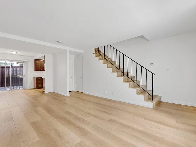 212 W Grand Ave #B — Photo 4