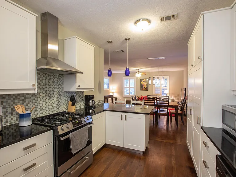702 W North Loop Blvd — Photo 11