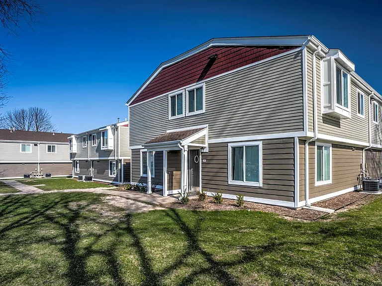 Castlewood Apartments — Photo 10