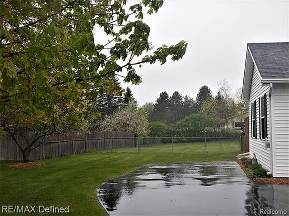 4th image of 1086 Red Barn Dr