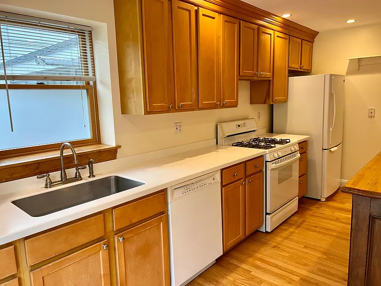 46 Auburndale Ave — Photo 2