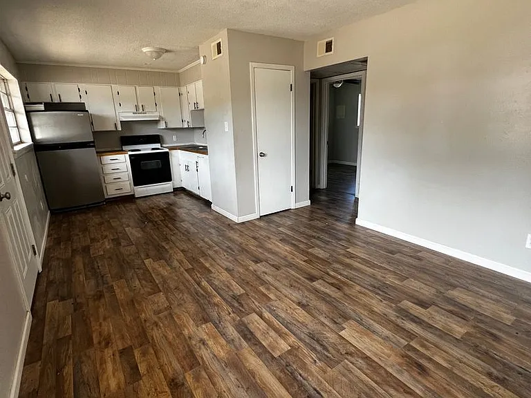 302 E Houston St — Photo 16