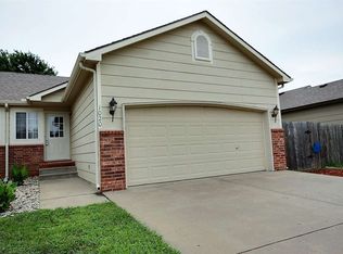 1020 Cedar Point Cir, Rose Hill, KS 67133