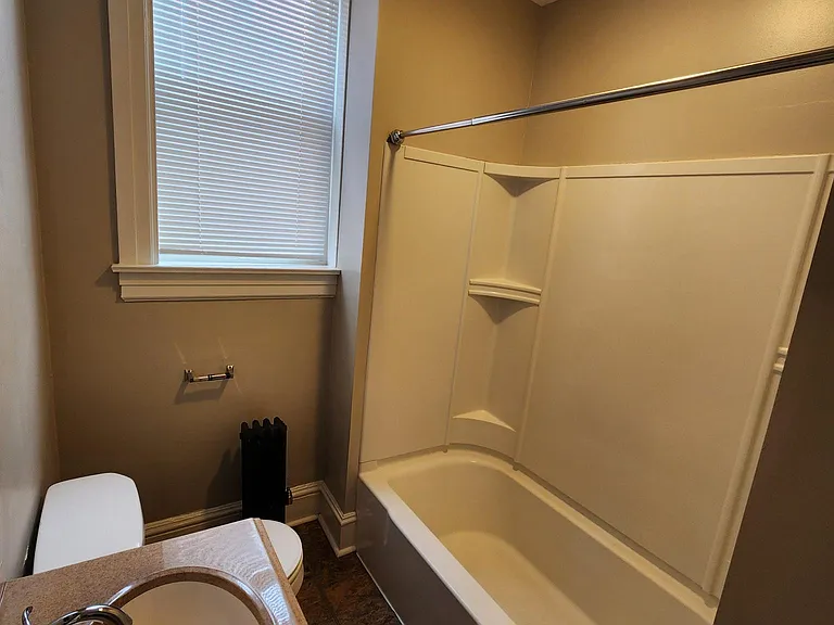 228 W Chestnut St — Photo 6