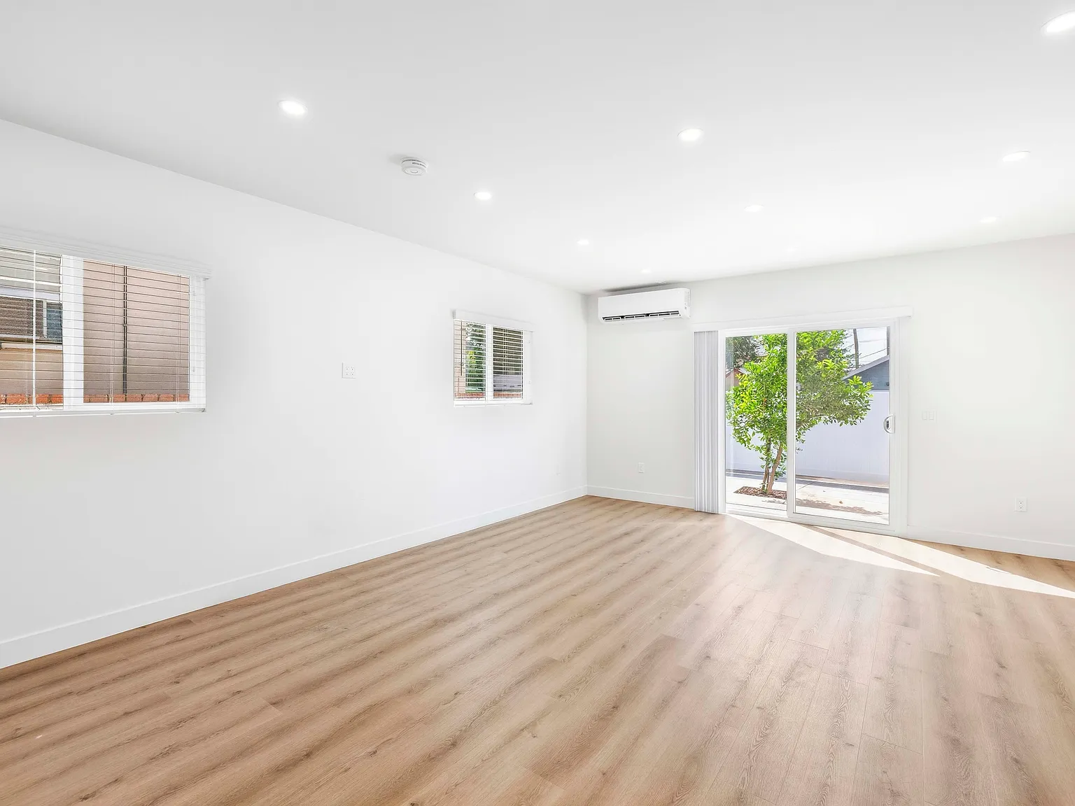2 bed, 1022 sqft, $3,400 — Photo 2