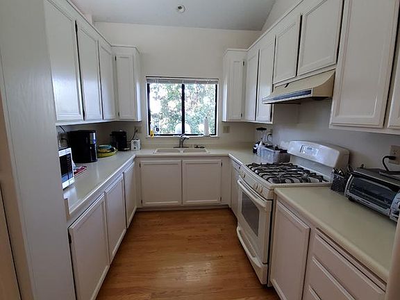 5th image of 26 Birchwood Dr
