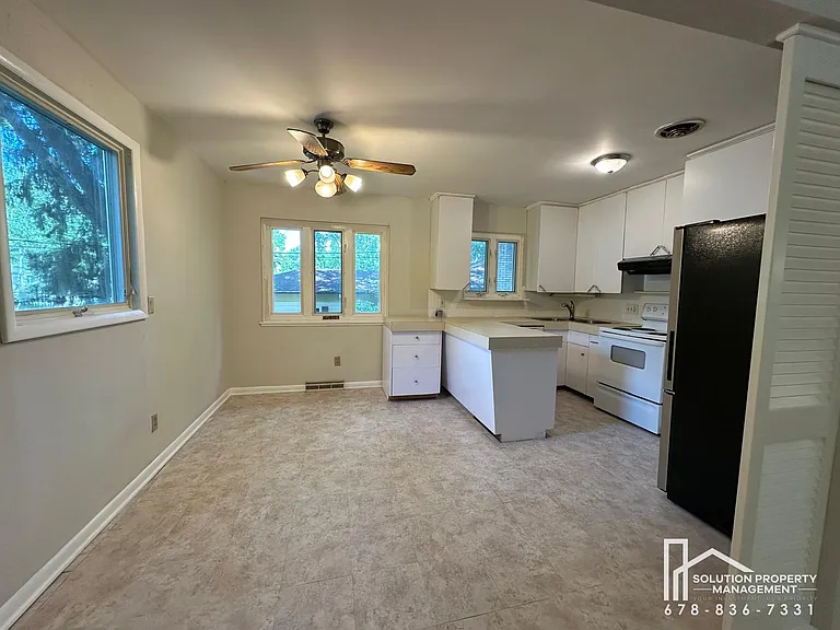 1323 Hilton Dr — Photo 4