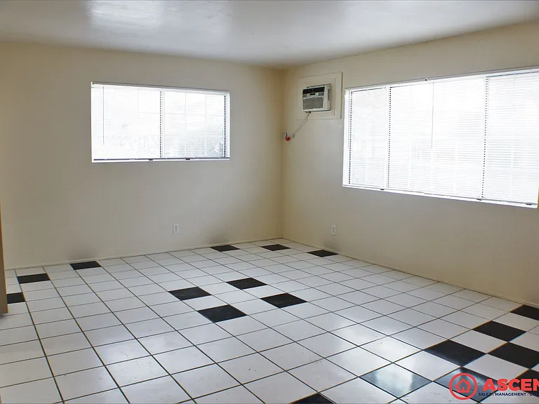 1-bedroom apartment with vintage charm! — Photo 3