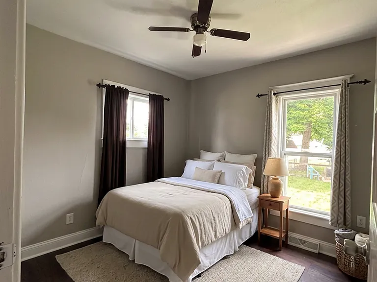 Downstairs bedroom (1/5)