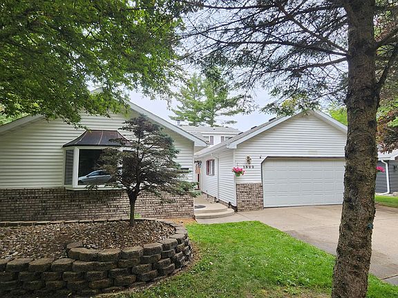 2nd image of 1322 Iroquois Ave