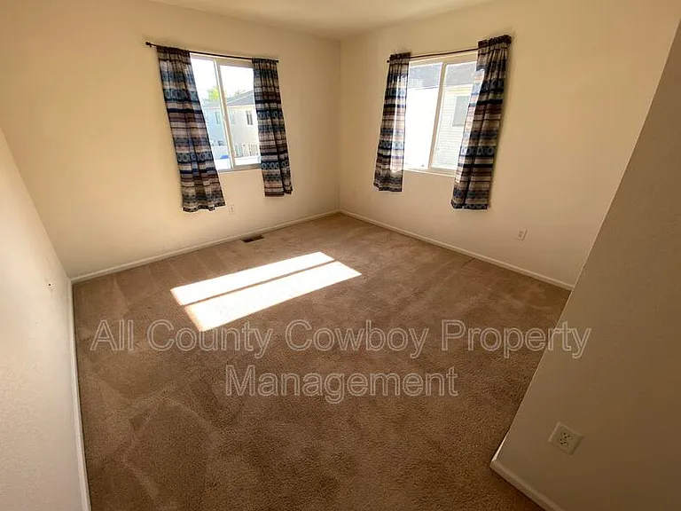 710 W 2nd St — Photo 7
