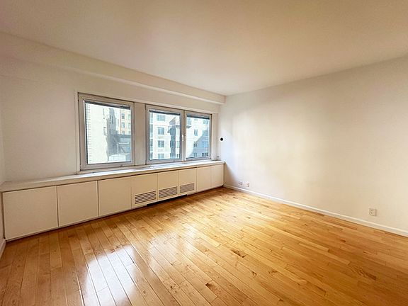 4th image of 58 W 58th St APT 6B